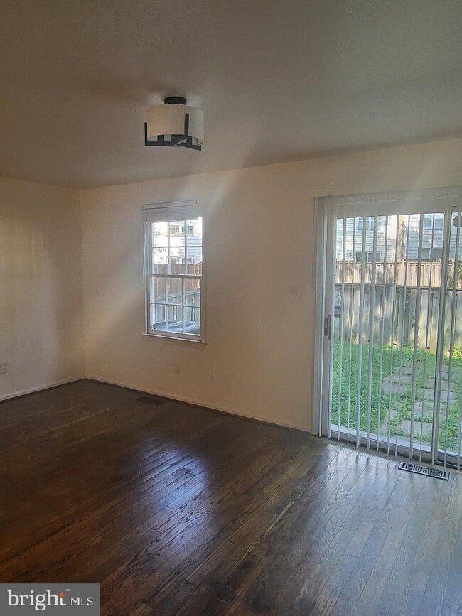 Foto del edificio - 4911 McFarland Dr