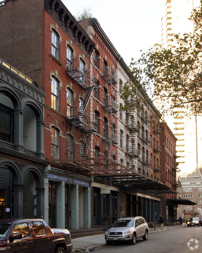 Primary Photo - 176 Duane St