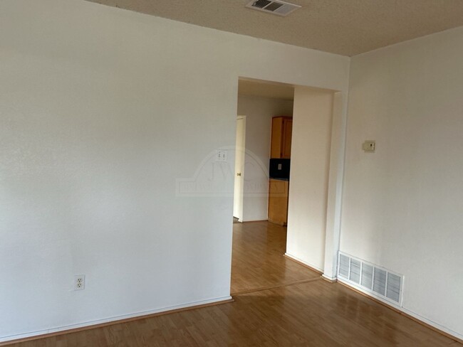 Foto del edificio - **2 WEEK FREE RENT***3103 Thoroughbred, Ki...