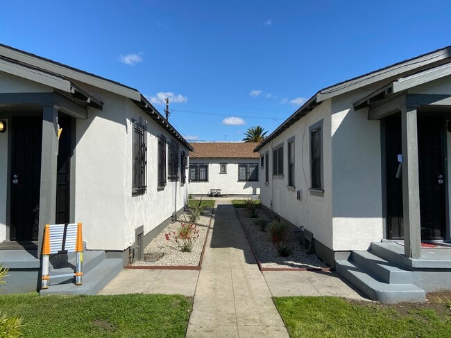 Building Photo - 4216 Woodlawn Ave