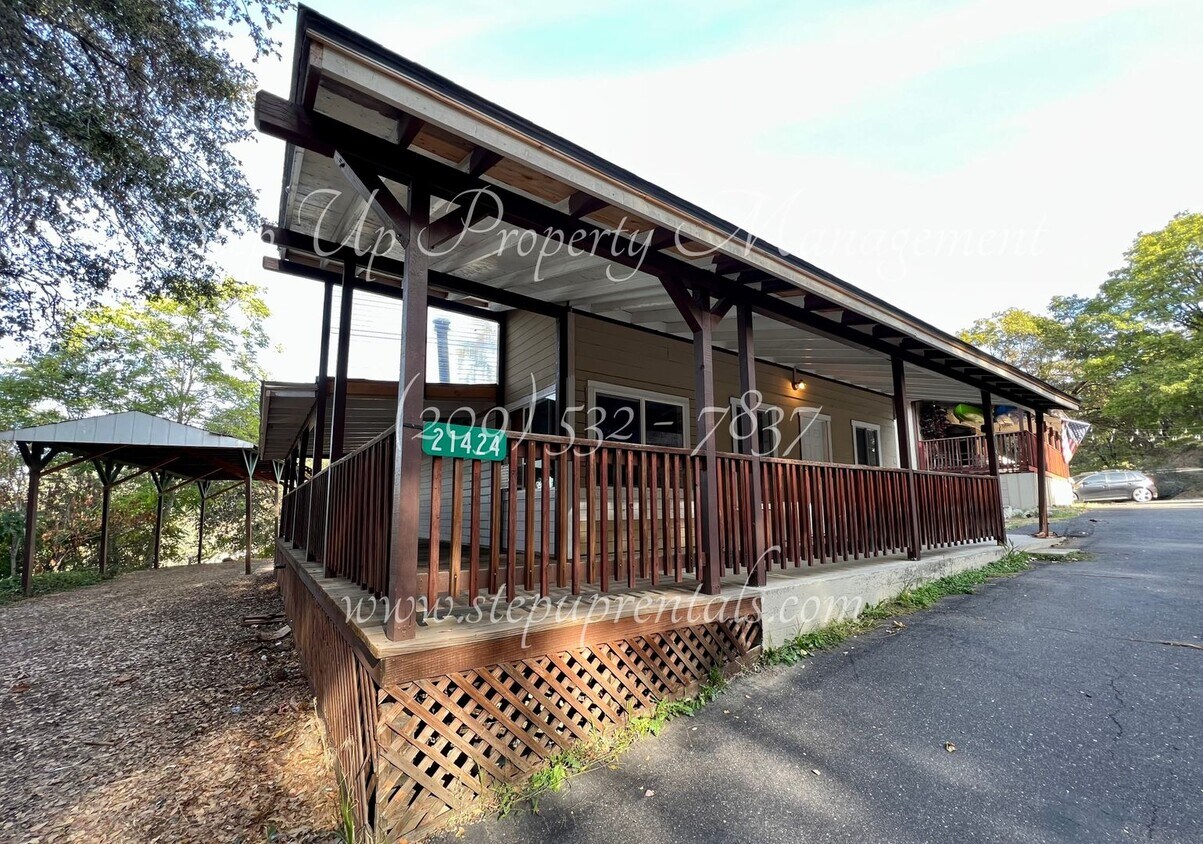 Foto principal - Charming 3 Bedroom 1 Bathroom Home w/ Wate...
