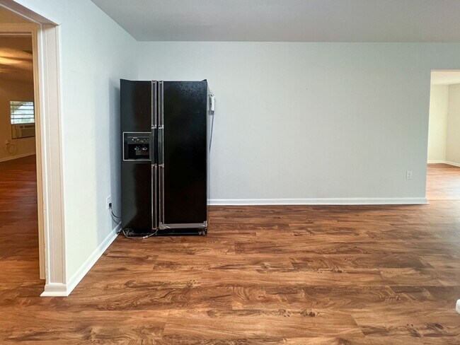 Building Photo - Pet Friendly 4BR/2BA Home Near UF Availabl...