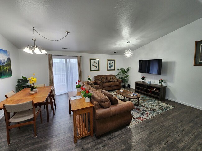 Foto del edificio - Fully Furnished House in Eureka