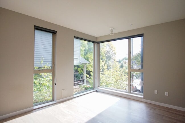 Building Photo - Fabulous Sellwood 2nd Floor-1 Bdr with Dishwasher & W/D!