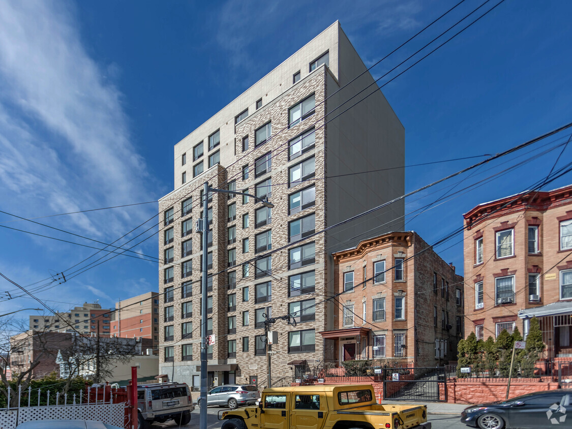 Foto principal - 2051 Ryer Ave