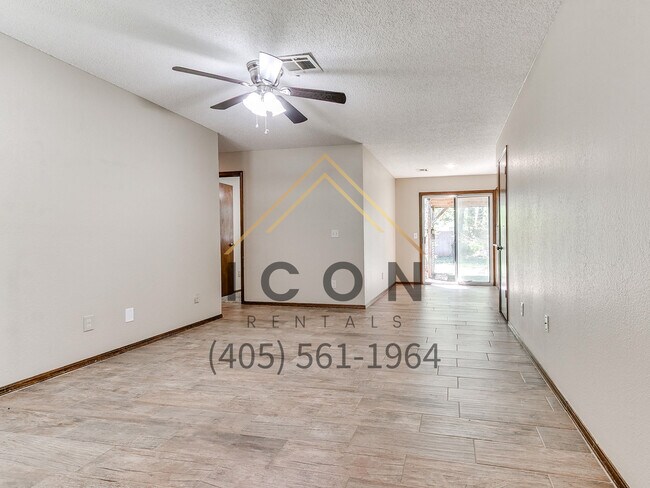 Foto del edificio - 652 W Hillcrest Dr