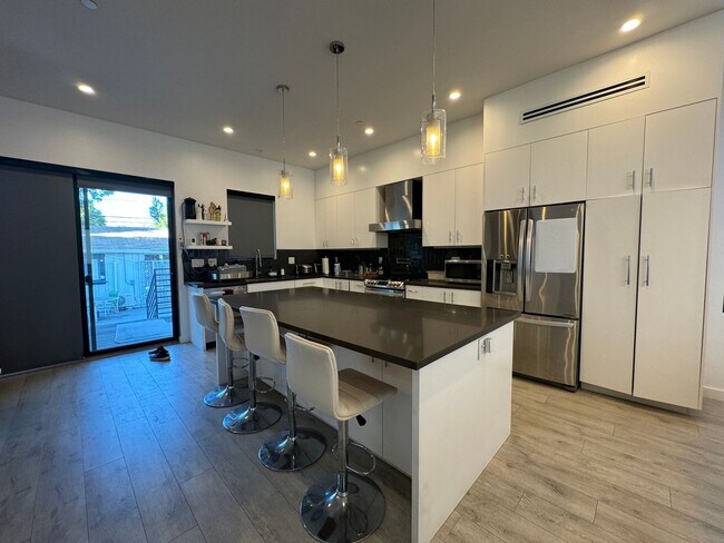 Foto del edificio - Five Bedroom/Four Bathroom Luxury House in Koreatown