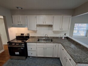 Building Photo - 1009 Roxton Dr