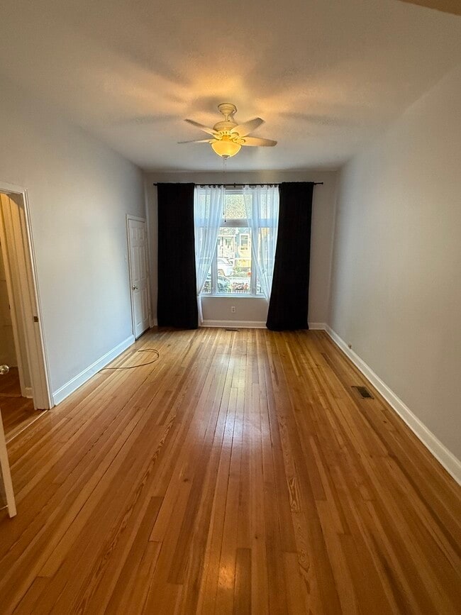 Building Photo - 3044 N Leavitt St