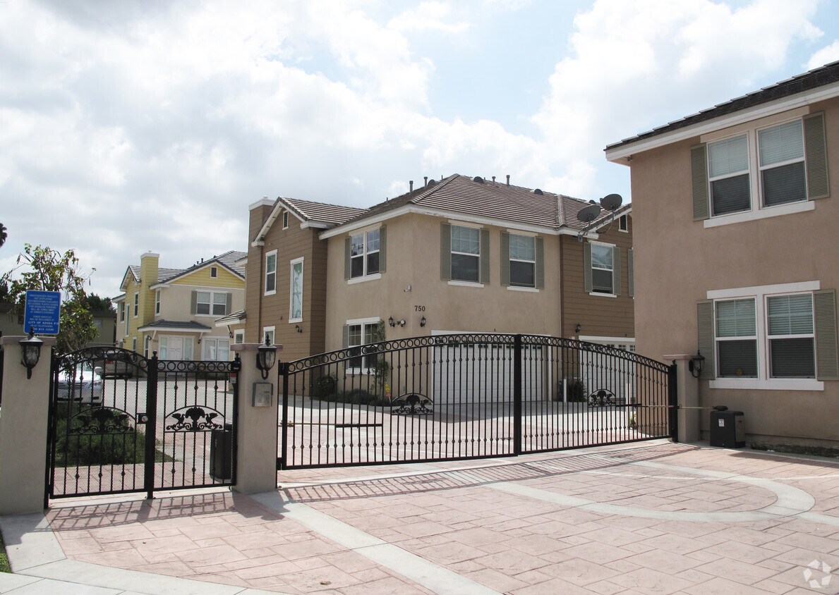 Building Photo - 740 S Azusa Ave