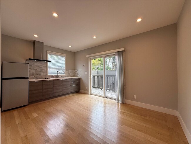 Building Photo - Spacious 1BD/1BA with In-Unit Laundry – Prime Commuter Location