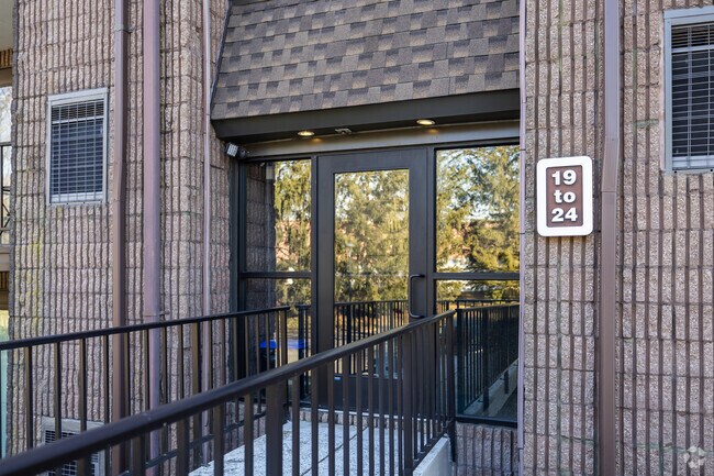 Entrada - 21 Oakridge Dr