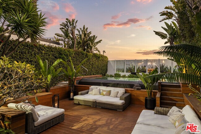 Foto del edificio - 968 Palisades Beach Rd
