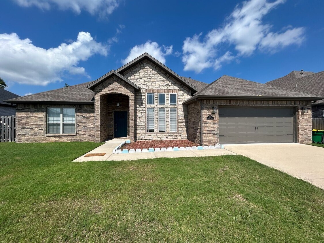 Foto principal - Three bedroom home, ready NOW