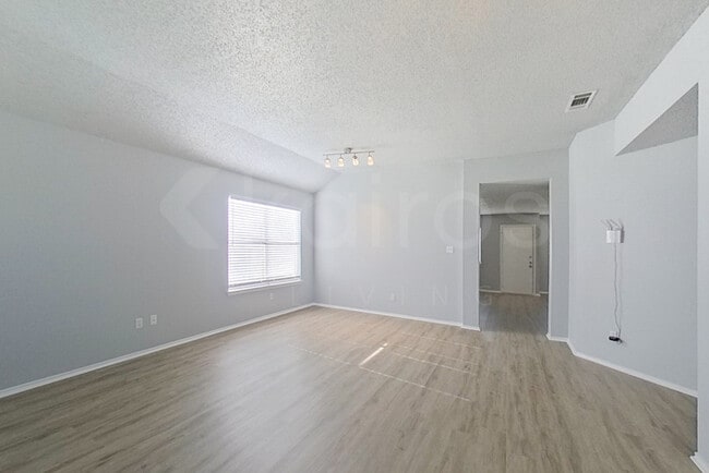 Building Photo - 4914 Glenoak Dr