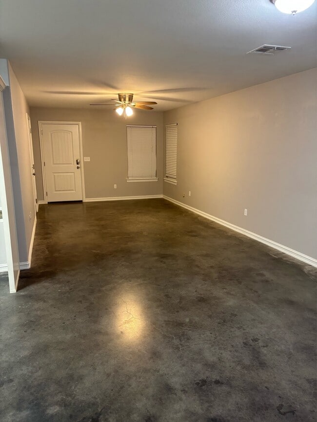 Foto del edificio - 4110 Maple Dr