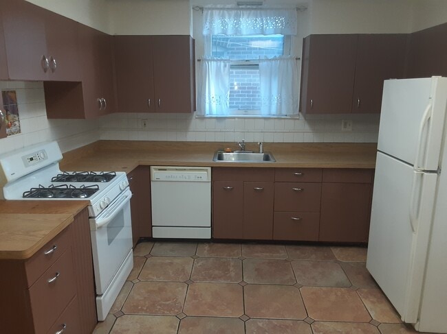 Kitchen - 2470 Forest St