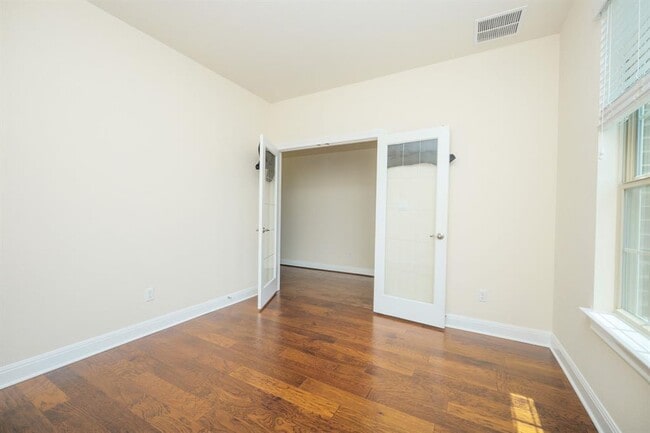 Building Photo - 4233 Privacy Hedge St