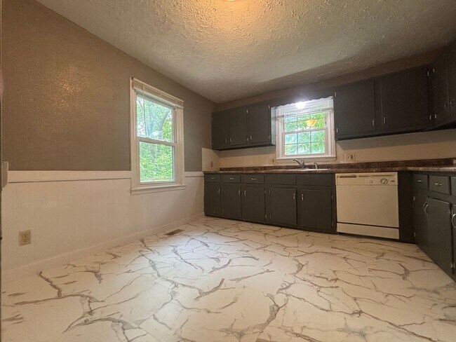 Building Photo - Rent this 3 Bedroom 1.5 Bath with a Covere...