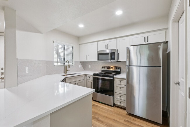 Building Photo - Calista