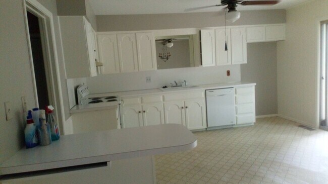Building Photo - 2533 E Skelly Dr