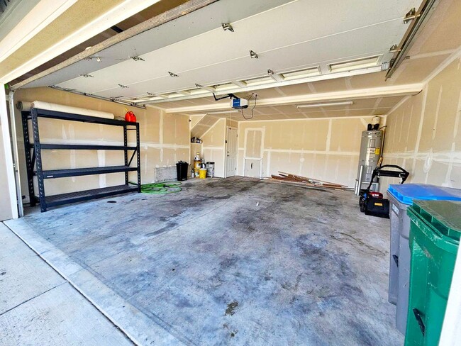 Building Photo - Bright and cheery 3 bed with fully fenced ...