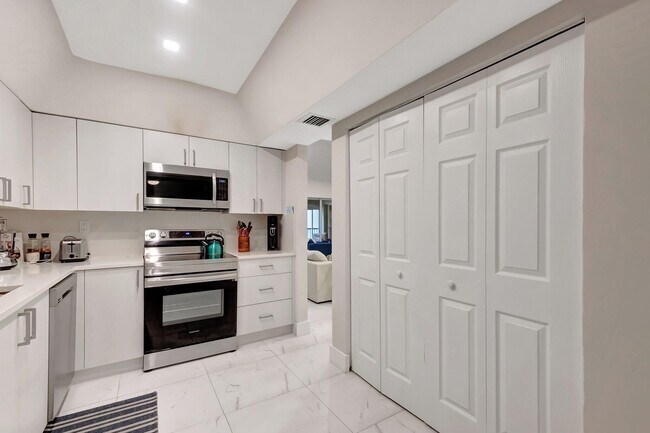 Building Photo - 7369 Orangewood Ln