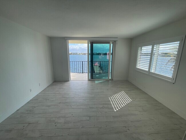 Foto del edificio - 300 Croton Ave