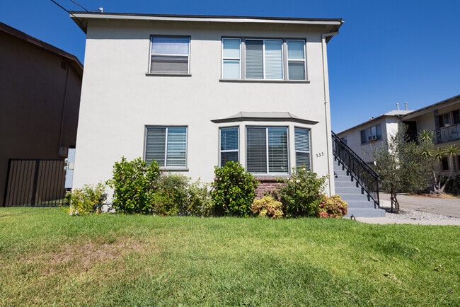 Building Photo - 533 E Chevy Chase Dr