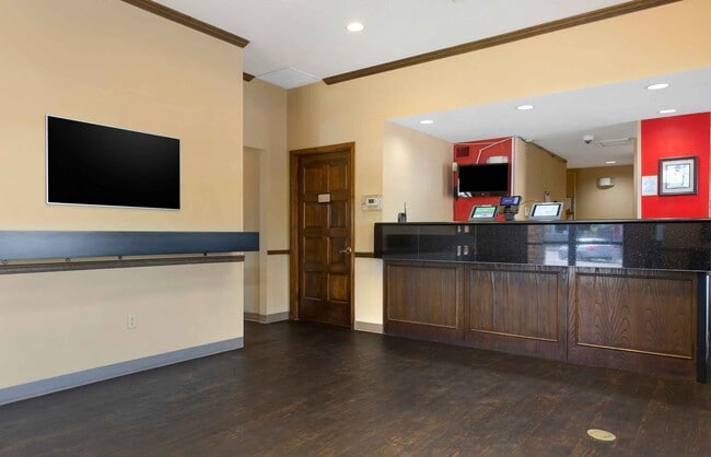 Building Photo - Furnished Studio-Phoenix - Airport - E. Oa...