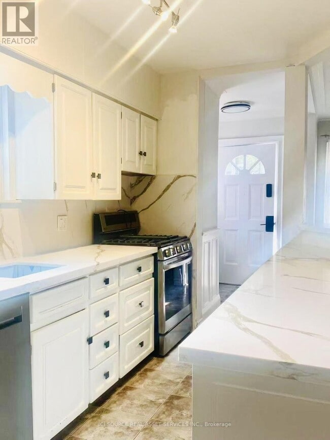 Building Photo - 166 Chaplin Crescent