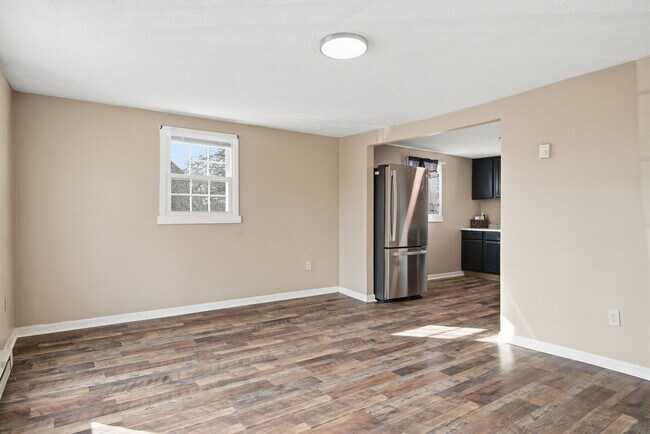 Foto del edificio - 2 Bed / 1 Bath. Off street parking.