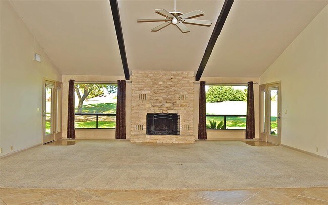 Foto del edificio - 108 Meadowlakes Dr