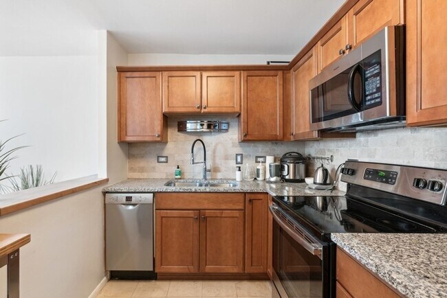 Building Photo - Beautiful 1b1b Apartment in Gold Coast