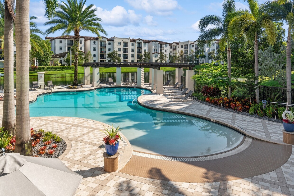 The Point at Lakeside - Alquileres en Doral, FL | Apartamentos.com