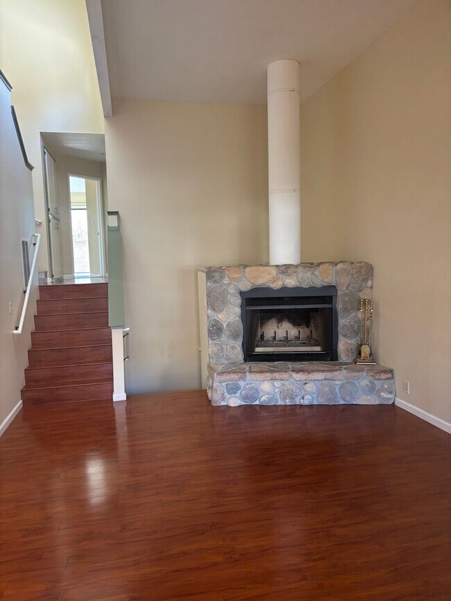 Foto del edificio - Two Bedroom Two Bath, plus Office Townhouse is Aptos