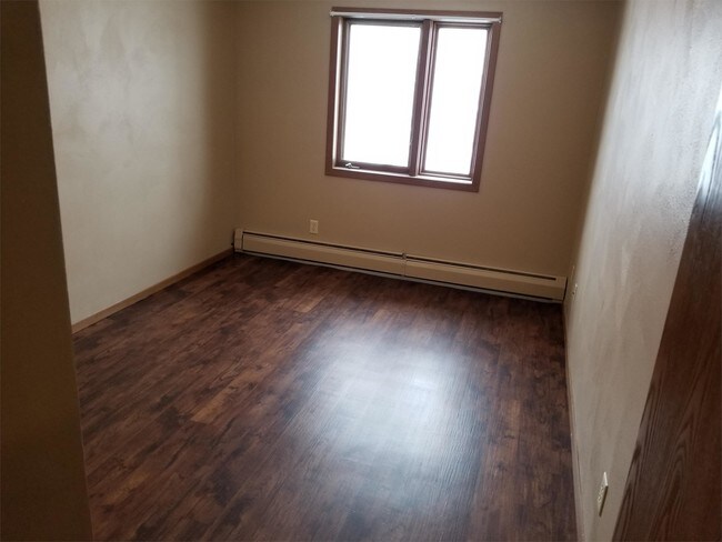 Building Photo - 513 Village Dr