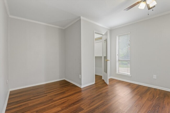 Foto del edificio - 7715 Brush Wood Dr