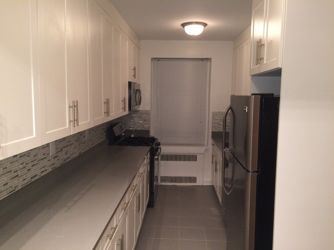 Foto principal - 97-30 Queens Blvd