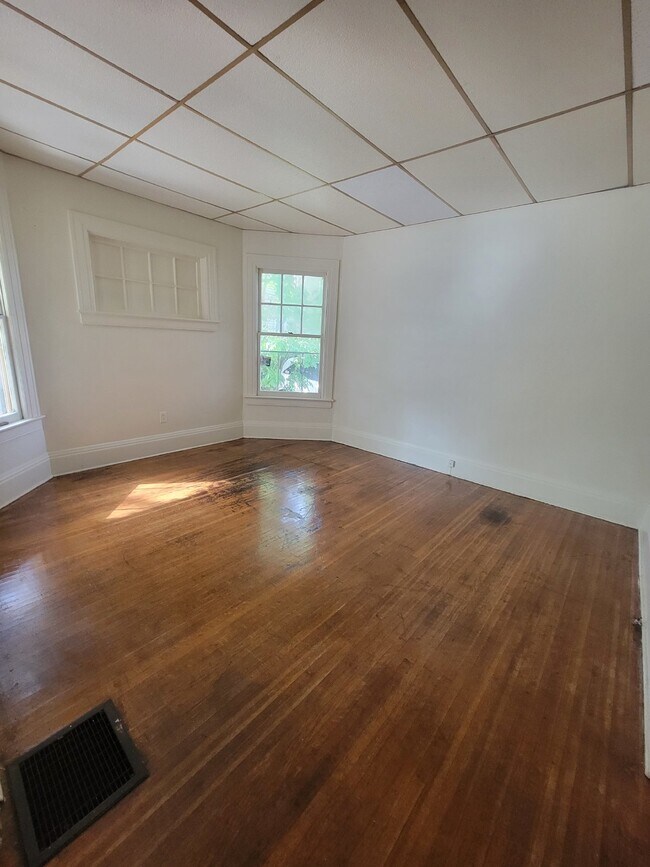 Building Photo - "Charming 1-Bedroom Townhouse with Gleamin...