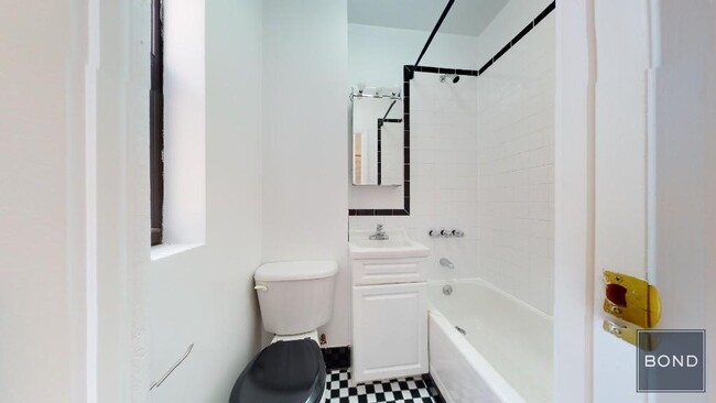 Building Photo - 164 Mott St