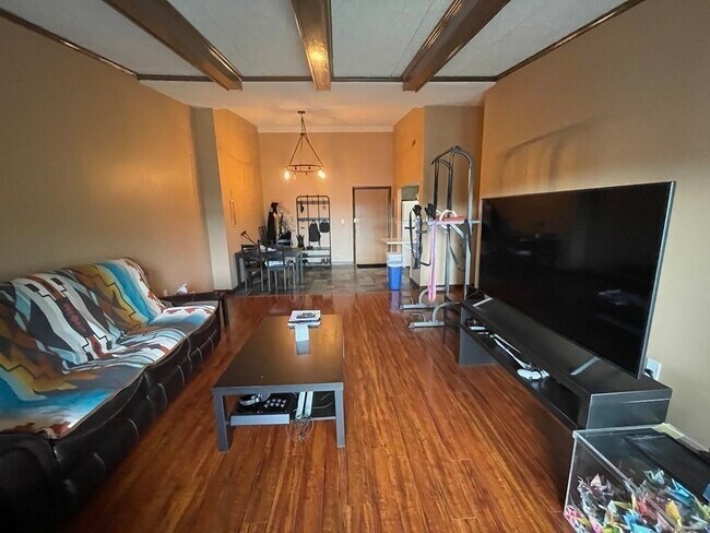 Foto del edificio - 44 Broadlawn Dr