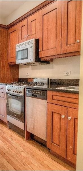 Building Photo - 437 W 54th St