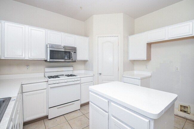 Foto del edificio - 5214 Mountain Forest Dr