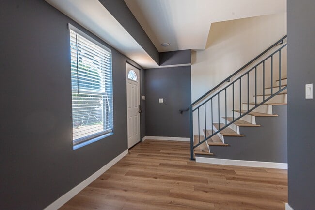 Entryway - 16753-16755 1/2 Sherman Way