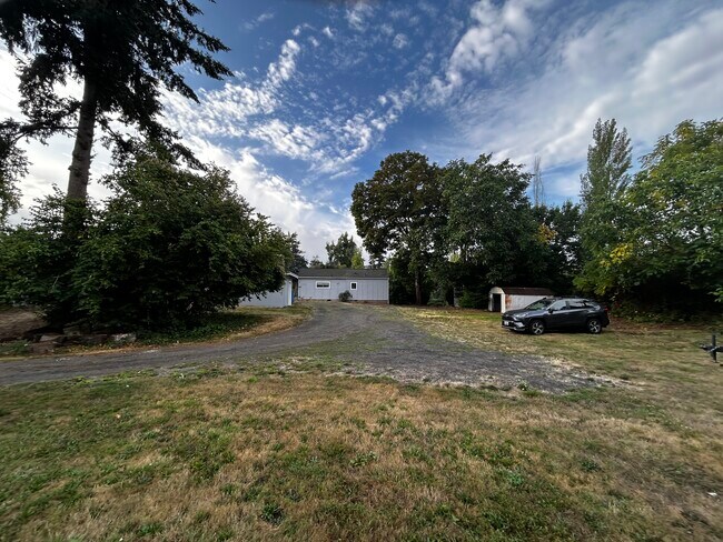 Gran patio delantero con mucho espacio para estacionar. - 4016 NE 54th Ave