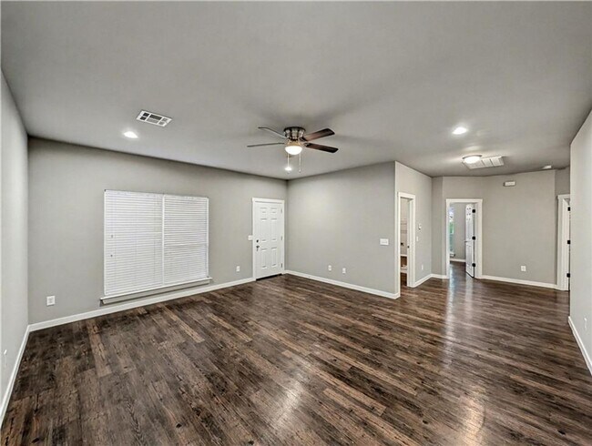 Foto del edificio - Comfort and Convenience in this three-bedroom, two-bathroom duplex