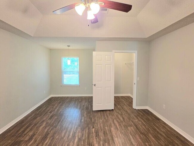 Foto del edificio - 6607 Woodbury Forest Dr
