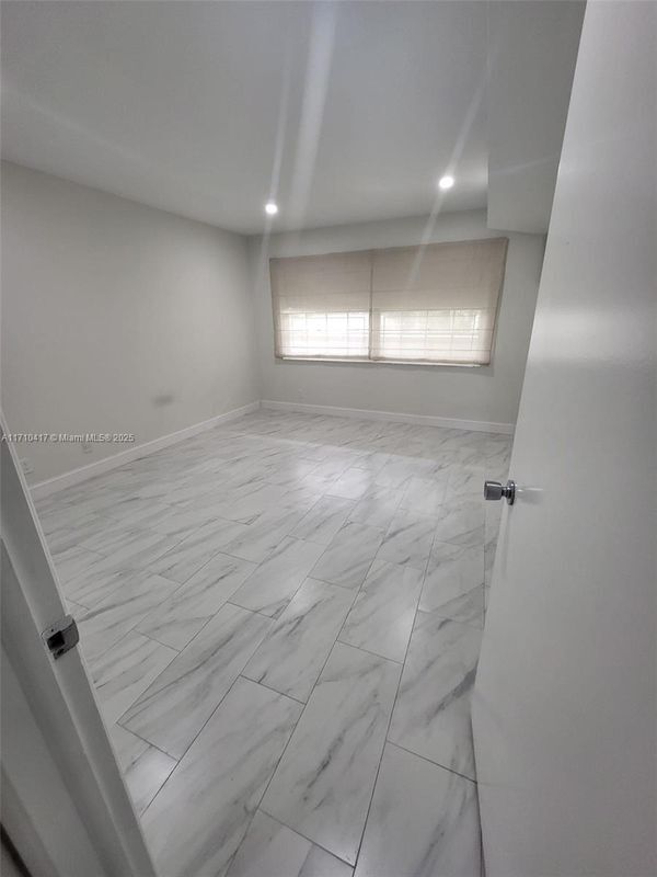 Foto del edificio - 903 Cypress Terrace