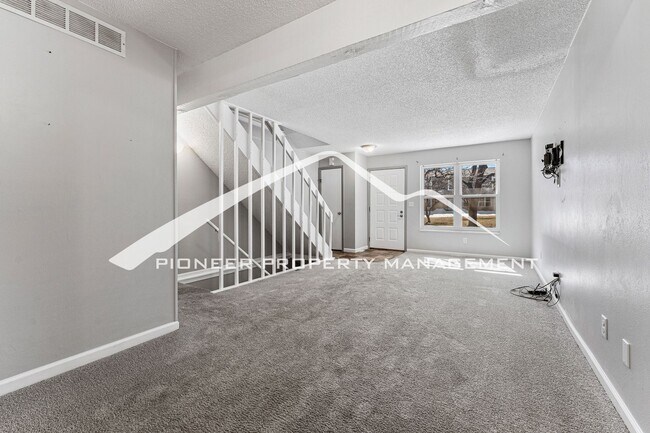 Foto del edificio - Updated Condo With 2 Covered Parking Spots...